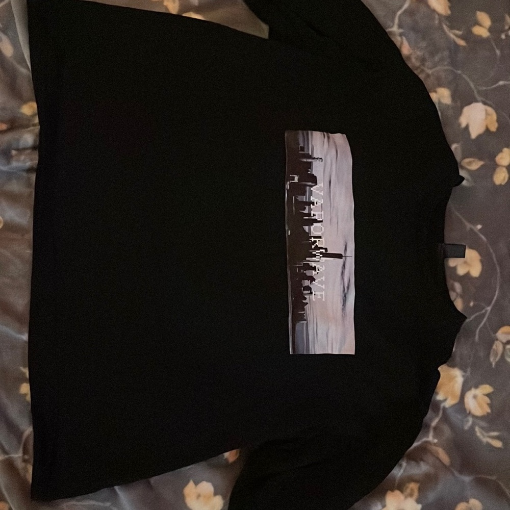 Black short sleeve graphic tee never worn size xl